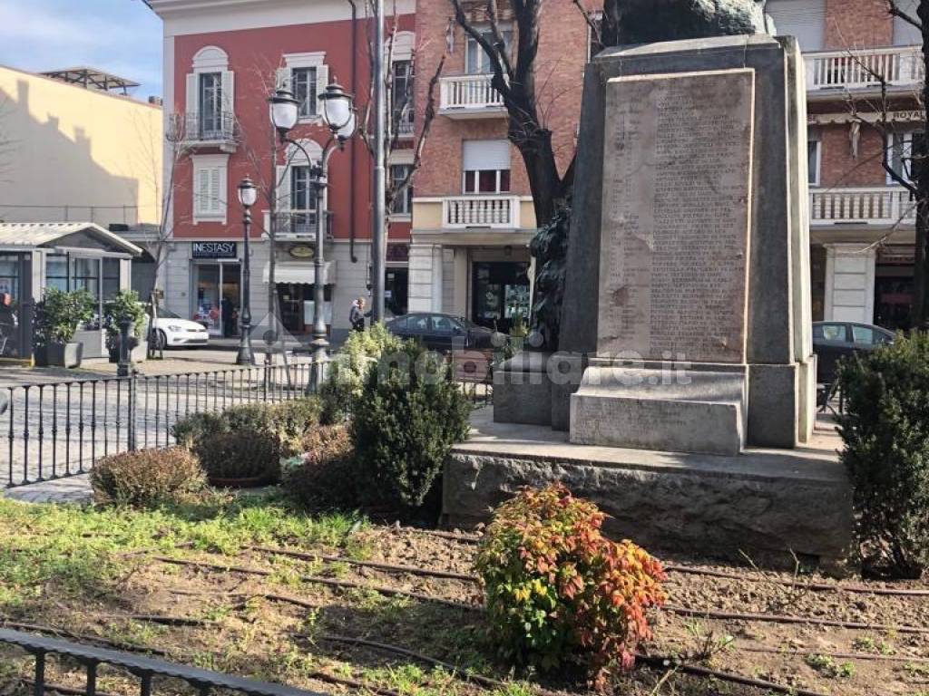 Negozio di abbigliamento piazza Martiri della Libertà, Rivoli, rif. 76825672 Immobiliare.it