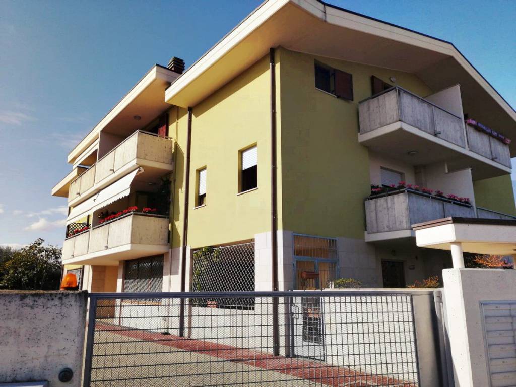Vendita Appartamento Montesilvano Trilocale In Via Senna 15 Ottimo Stato Primo Piano Posto Auto Terrazza Riscaldamento Autonomo Rif 79447419