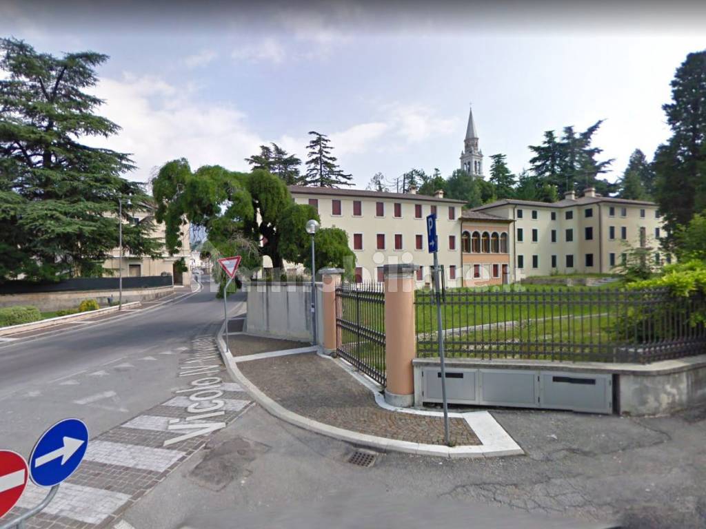 Affitto Appartamento Pieve del Grappa. Trilocale in via 4 Novembre 15. Nuovo, piano terra, posto
