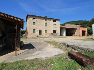 cortile, forno e casa