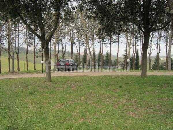 giardino condominiale con posti auto privati