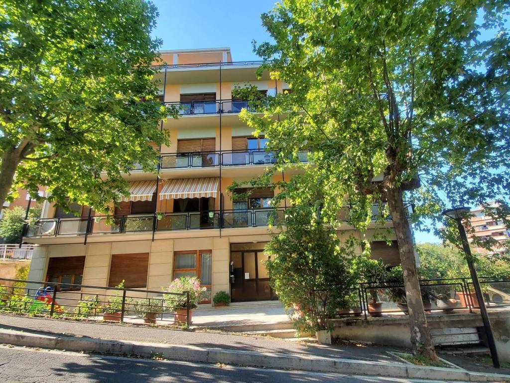 Vendita Appartamento Chianciano Terme. Quadrilocale in via dei Colli 14.  Ottimo stato, terzo piano, posto auto, con balcone, riscaldamento autonomo,  rif. 80454145