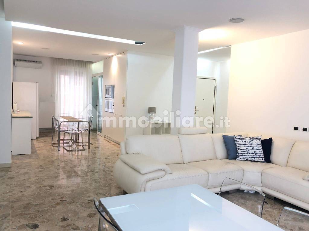 Rent Apartment Lecco. 4room flat in via Gabriele.... Excellent