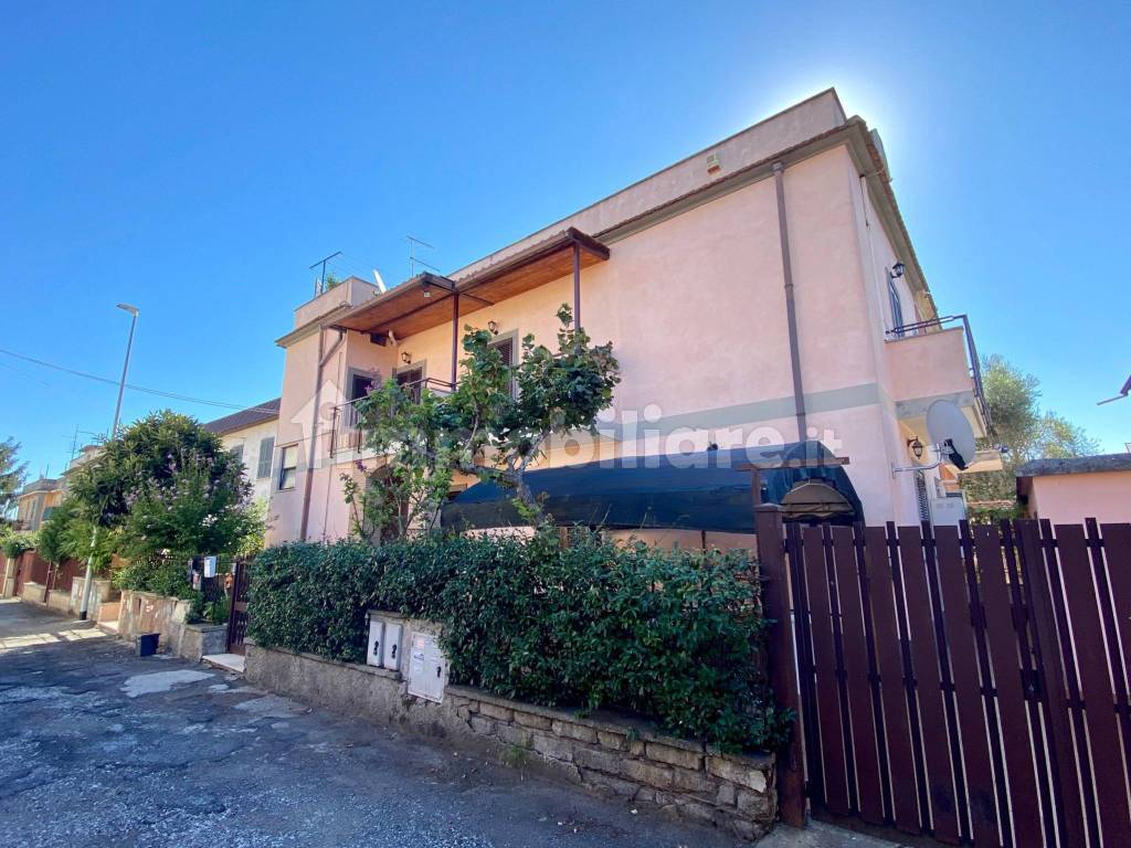 Vendita Appartamento Roma. Trilocale in via della Tenuta.... Buono