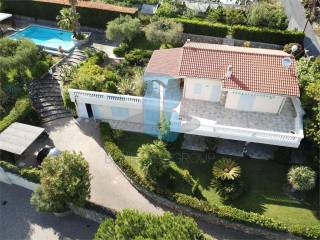 Villa con la piscina a Sanremo