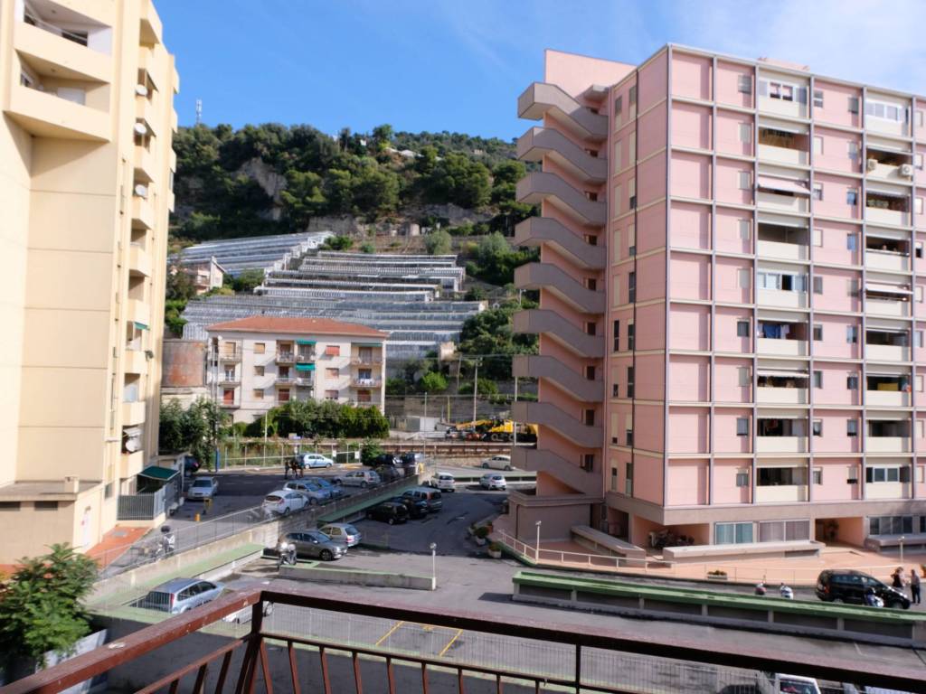 Vendita Appartamento Ventimiglia. Trilocale in via Tenda 8. Ottimo stato,  secondo piano, con balcone, riscaldamento autonomo, rif. 83180197