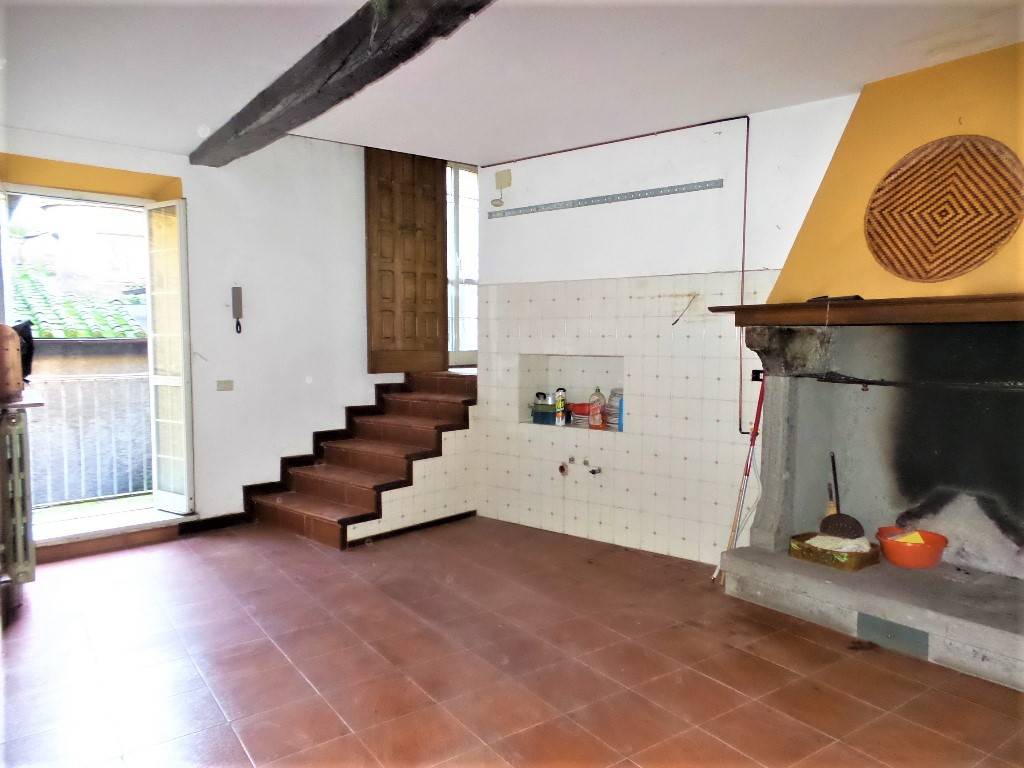 Sale Apartment Caprarola. 3room flat in piazza Vignola. Good condition